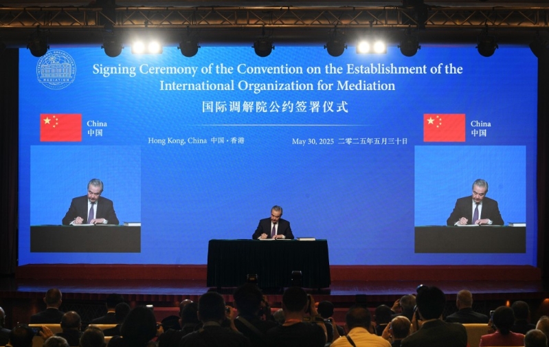 王毅代表中国,成为首名签署公约的国家。 王毅代表中国,成为首名签署公约的国家。