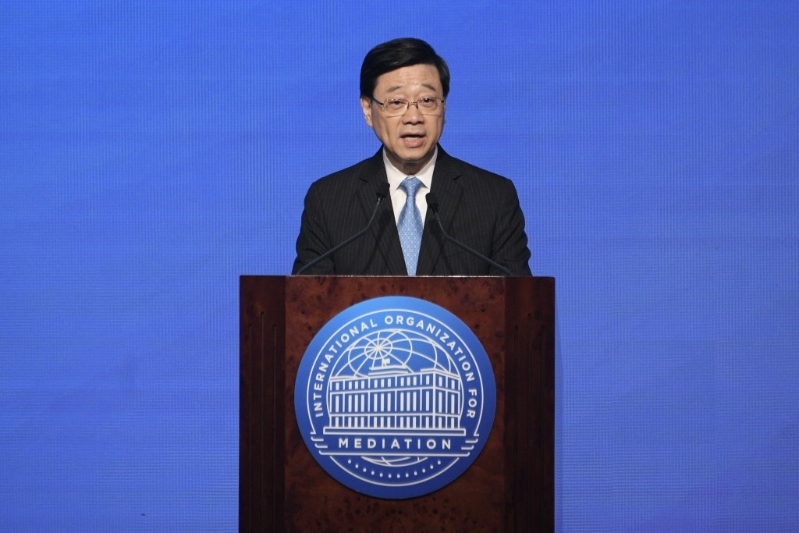 李家超在致辞时表示,香港很荣幸筹办今天的签署仪式,并在公约生效后,成为国际调解院总部的所在地。 李家超在致辞时表示,香港很荣幸筹办今天的签署仪式,并在公约生效后,成为国际调解院总部的所在地。