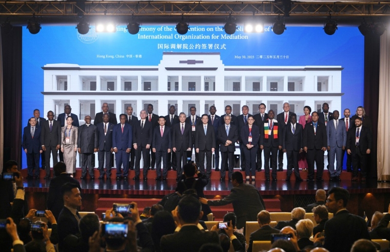 一众出席签署仪式的嘉宾拍照。 一众出席签署仪式的嘉宾拍照。