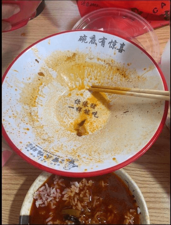 食客吃到碗底,惊见“你像猪一样能吃”标语。 食客吃到碗底,惊见“你像猪一样能吃”标语。