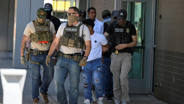 特朗普政府设定反移民新目标,每日要捉3000人。 特朗普政府设定反移民新目标,每日要捉3000人。