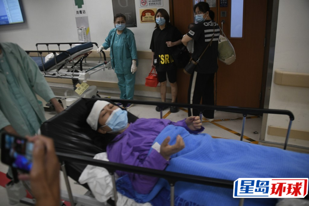 何太头部被包扎。 何太头部被包扎。