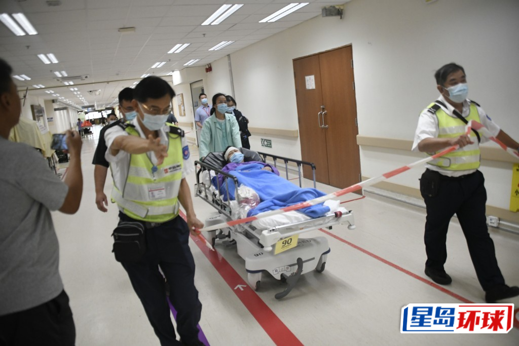 何太被推往照X光检查。 何太被推往照X光检查。