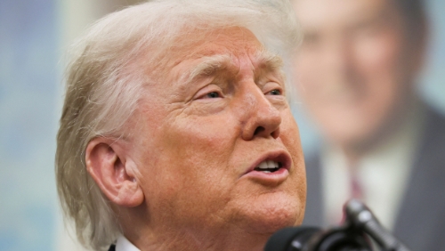 美国总统特朗普28日在白宫发表谈话的神情 美国总统特朗普28日在白宫发表谈话的神情