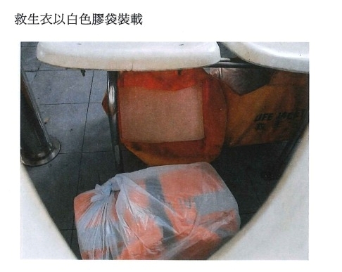 船上救生衣以白色胶袋装载。 船上救生衣以白色胶袋装载。