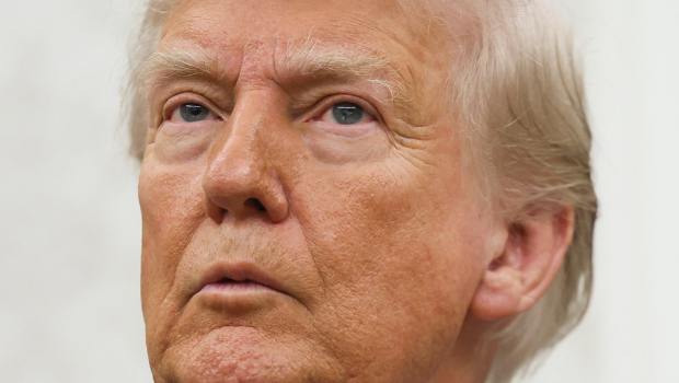 美国总统28日在白宫出席华盛顿地区临时联邦检察官皮洛(Jeanine Pirro)宣誓就职仪式的神情。 美国总统28日在白宫出席华盛顿地区临时联邦检察官皮洛(Jeanine Pirro)宣誓就职仪式的神情。