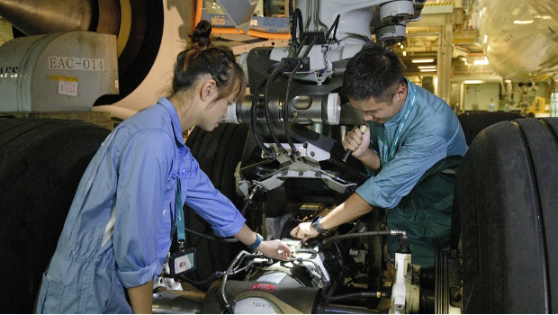 引入八个工种的指定技术专才到港,包括飞机维修技术员。 引入八个工种的指定技术专才到港,包括飞机维修技术员。