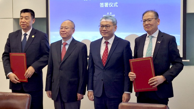 合作框架协议在中国民用航空局副局长韩钧及香港民航处处长廖志勇共同见证下,由航空学院校长李天柱与中国民用航空飞行学院院长关立欣签署。 合作框架协议在中国民用航空局副局长韩钧及香港民航处处长廖志勇共同见证下,由航空学院校长李天柱与中国民用航空飞行学院院长关立欣签署。