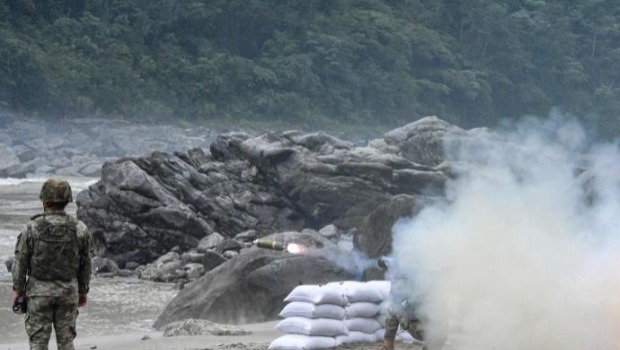 图为西藏军区某部实弹射击训练现场 图为西藏军区某部实弹射击训练现场