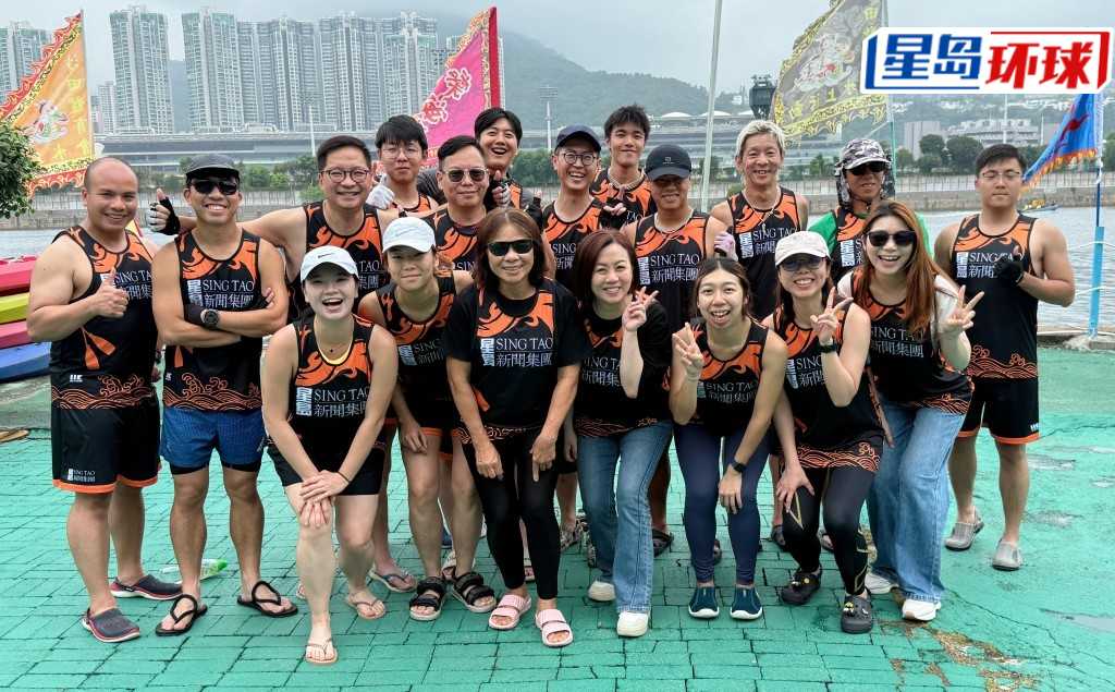星岛龙舟队与教练财哥及财嫂合照.jpg 星岛龙舟队与教练财哥及财嫂合照.jpg