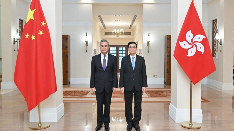 李家超(右)今日在礼宾府与中共中央政治局委员、外交部长王毅(左)会面。 政府新闻处.jpg 李家超(右)今日在礼宾府与中共中央政治局委员、外交部长王毅(左)会面。 政府新闻处.jpg