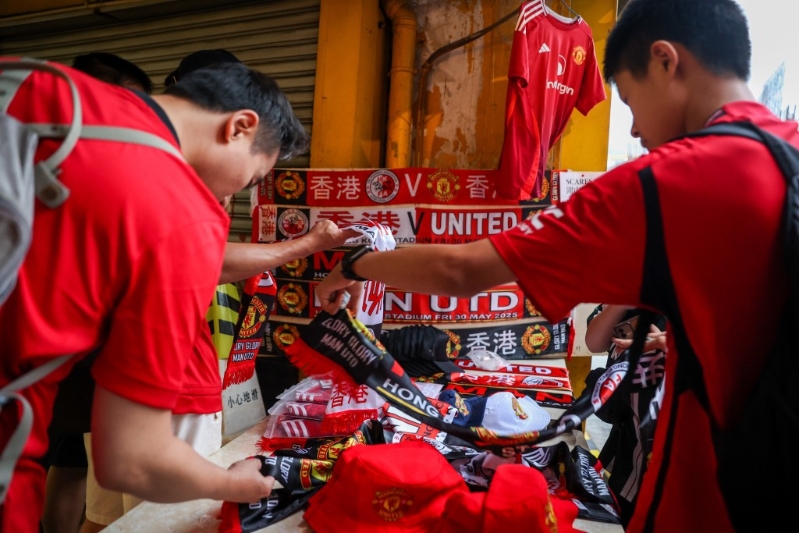 球迷购买曼联周边商品。 球迷购买曼联周边商品。