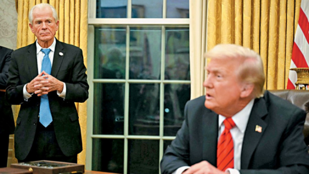 特朗普与白宫贸易顾问纳瓦罗摄于白宫。 特朗普与白宫贸易顾问纳瓦罗摄于白宫。