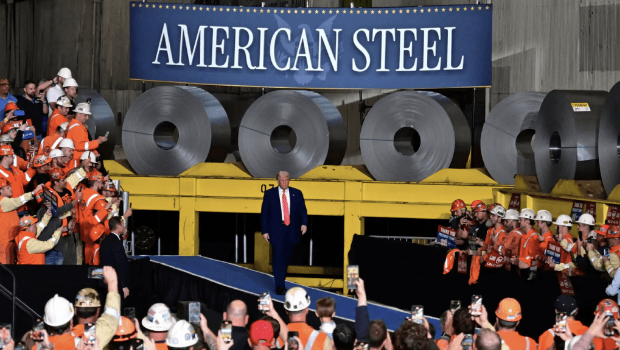 美国总统特朗普在一场于宾夕法尼亚州举行的集会上宣布,他将把外国钢铁关税从25%提高到50%。 美国总统特朗普在一场于宾夕法尼亚州举行的集会上宣布,他将把外国钢铁关税从25%提高到50%。