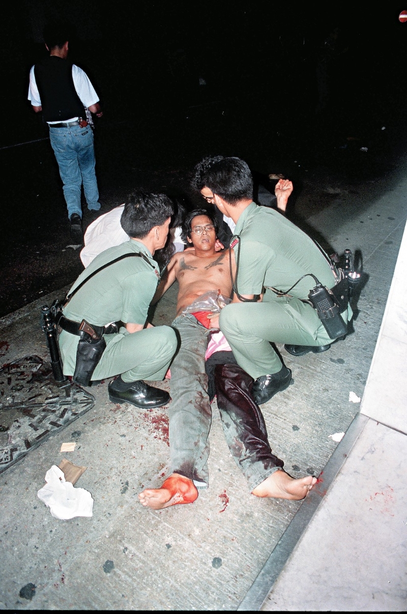 1994年,“高佬发”在尖沙嘴夜店遭枪手枪击,左大腿中枪虽捡回性命,但一腿要切去。 1994年,“高佬发”在尖沙嘴夜店遭枪手枪击,左大腿中枪虽捡回性命,但一腿要切去。