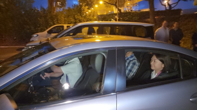 运输署署长李颂恩到场视察,确定“易通行”运作顺畅后上车离开。 运输署署长李颂恩到场视察,确定“易通行”运作顺畅后上车离开。