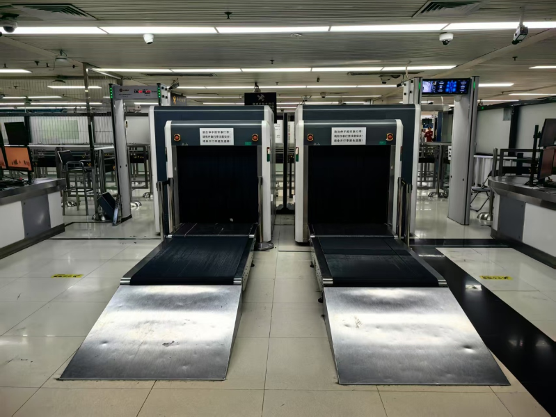 罗湖口岸已经第一时间拆除全部X光机挡板,并对部分X光机加装延长带、张贴安全提示。 罗湖口岸已经第一时间拆除全部X光机挡板,并对部分X光机加装延长带、张贴安全提示。