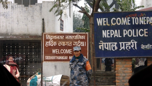 印度和尼泊尔边境基本不设防。 印度和尼泊尔边境基本不设防。