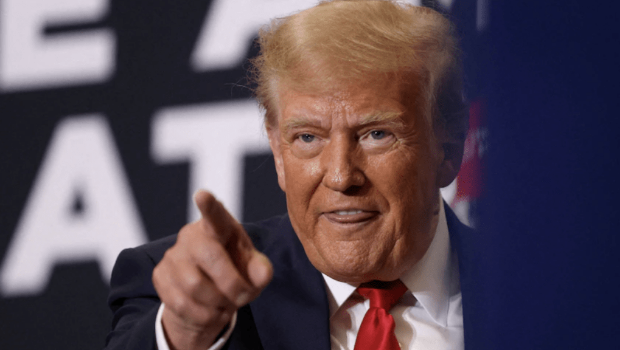 特朗普政府周四放弃了立即撤销哈佛大学招收国际学生资格的计划,改为给予其30天申诉期。 特朗普政府周四放弃了立即撤销哈佛大学招收国际学生资格的计划,改为给予其30天申诉期。