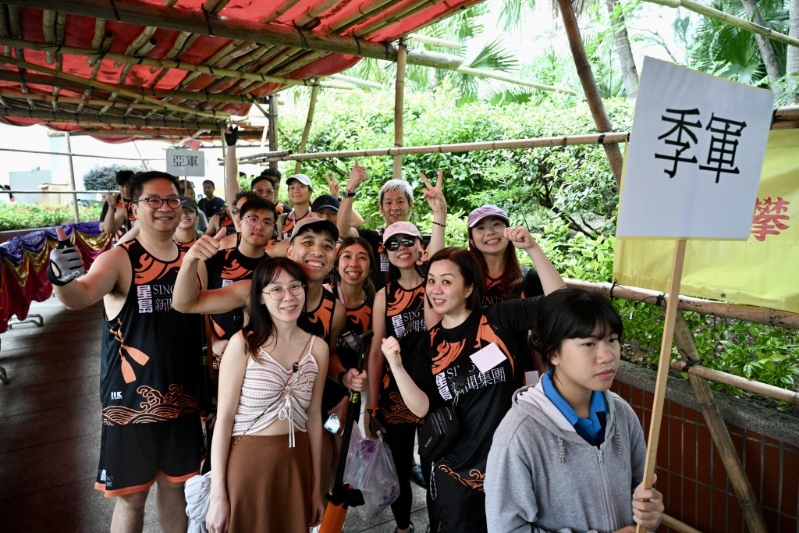 星岛龙舟队前往颁奖。 星岛龙舟队前往颁奖。