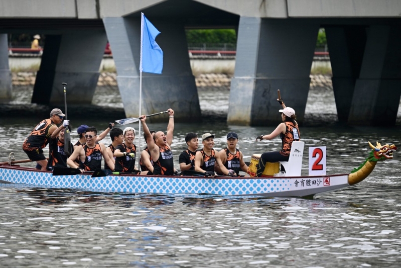 过终点时,健儿兴奋得举浆欢呼。 过终点时,健儿兴奋得举浆欢呼。