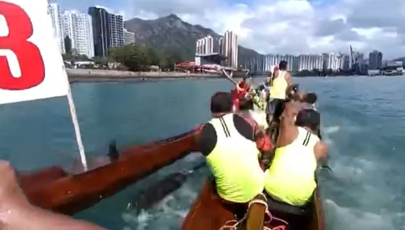 3号龙舟船头移向4号龙舟左边身。 3号龙舟船头移向4号龙舟左边身。