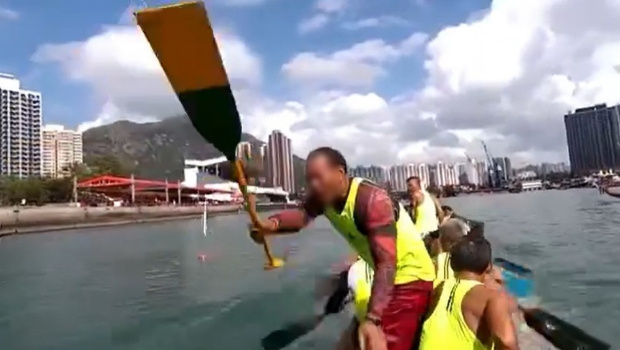 大叔又激动挥动划桨 大叔又激动挥动划桨