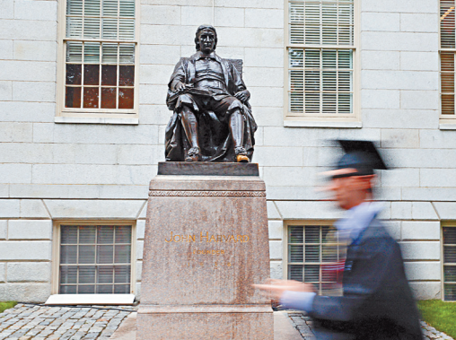 特朗普政府不断加强打压哈佛的力度,国务院下令驻外使馆加强审查所有往访哈佛大学的签证申请,包括申请人在网上社交媒体的言论。 特朗普政府不断加强打压哈佛的力度,国务院下令驻外使馆加强审查所有往访哈佛大学的签证申请,包括申请人在网上社交媒体的言论。