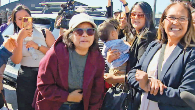 迪克森(中)终于重新获得自由,她形容拘留环境如同地狱。 迪克森(中)终于重新获得自由,她形容拘留环境如同地狱。