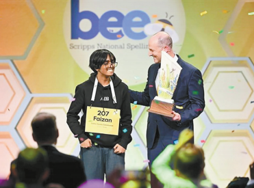 德州13岁青少年扎基击败其他8名决赛选手,夺得第100届斯克里普斯全国拼字比赛冠军,并获得超过50000元的现金和奖品。 德州13岁青少年扎基击败其他8名决赛选手,夺得第100届斯克里普斯全国拼字比赛冠军,并获得超过50000元的现金和奖品。