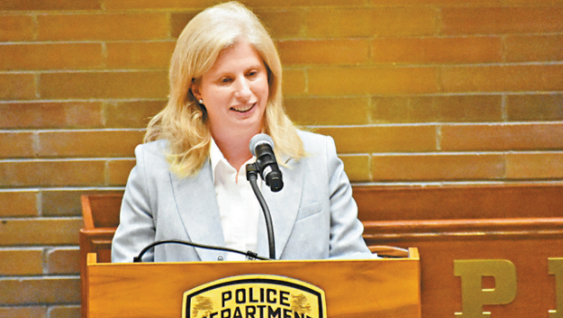 市警务处长蒂施在仪式上致辞。 市警务处长蒂施在仪式上致辞。