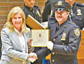 华埠市警5分局青少年协调警员陈文辉(右)于昨晋升警探专员。 华埠市警5分局青少年协调警员陈文辉(右)于昨晋升警探专员。