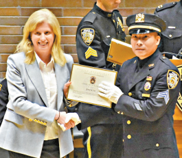 余健能(右)从蒂施手中接过晋升状。 余健能(右)从蒂施手中接过晋升状。