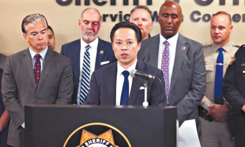 多个执法单位代表在沙加缅度开记者会,讨论打击芬太尼。 多个执法单位代表在沙加缅度开记者会,讨论打击芬太尼。