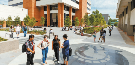 据美联社报道,目前在美持有学生签证的110万人中,有约24万人正参加OPT“选择性实习计划”。 据美联社报道,目前在美持有学生签证的110万人中,有约24万人正参加OPT“选择性实习计划”。