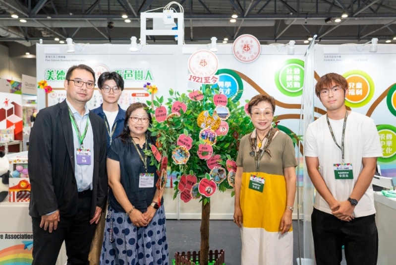 湾区教育联盟策划总统筹、香港幼儿教育人员协会会长周慧珍女士,亦为五邑工商总会服务发展经理兼校董;与(左一)五邑司徒浩中学郑嘉乐副校长及其他校职员及学校代表。 湾区教育联盟策划总统筹、香港幼儿教育人员协会会长周慧珍女士,亦为五邑工商总会服务发展经理兼校董;与(左一)五邑司徒浩中学郑嘉乐副校长及其他校职员及学校代表。