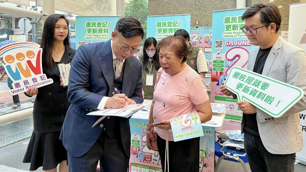 张国钧还帮助市民登记。 张国钧还帮助市民登记。