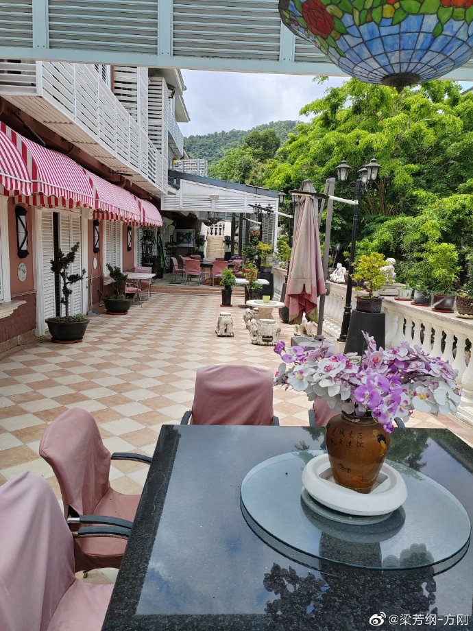 长长的平台摆放了多张大枱及椅子。 长长的平台摆放了多张大枱及椅子。