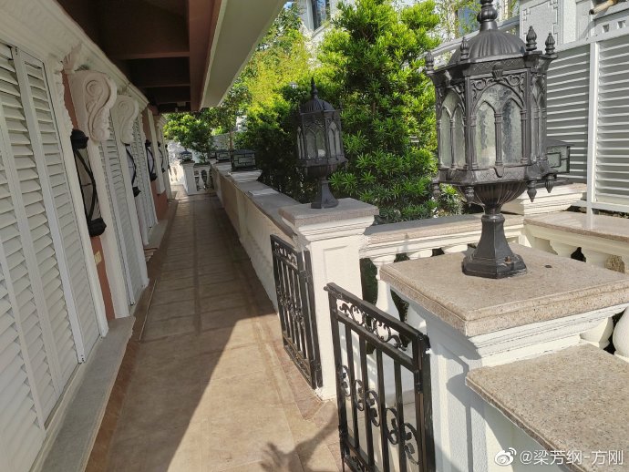 连走廊都充满异域风情。 连走廊都充满异域风情。