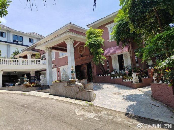 翻新后墙身油上红色,大宅正门仍然摆放了一对石狮子 翻新后墙身油上红色,大宅正门仍然摆放了一对石狮子