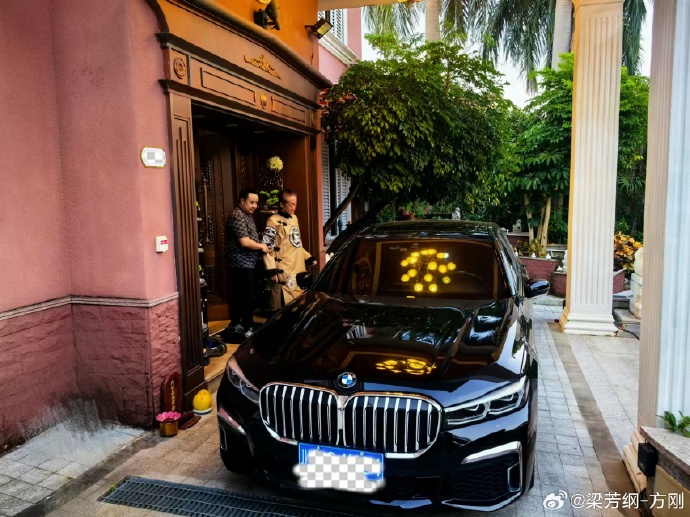 方刚出入有家人照顾。 方刚出入有家人照顾。