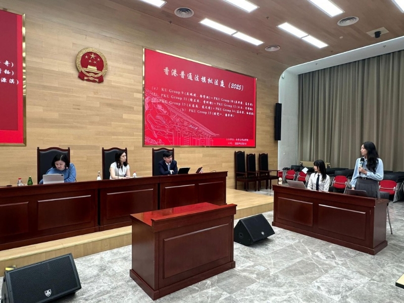 大律师公会的代表分组为模拟法庭担任评审。 大律师公会的代表分组为模拟法庭担任评审。