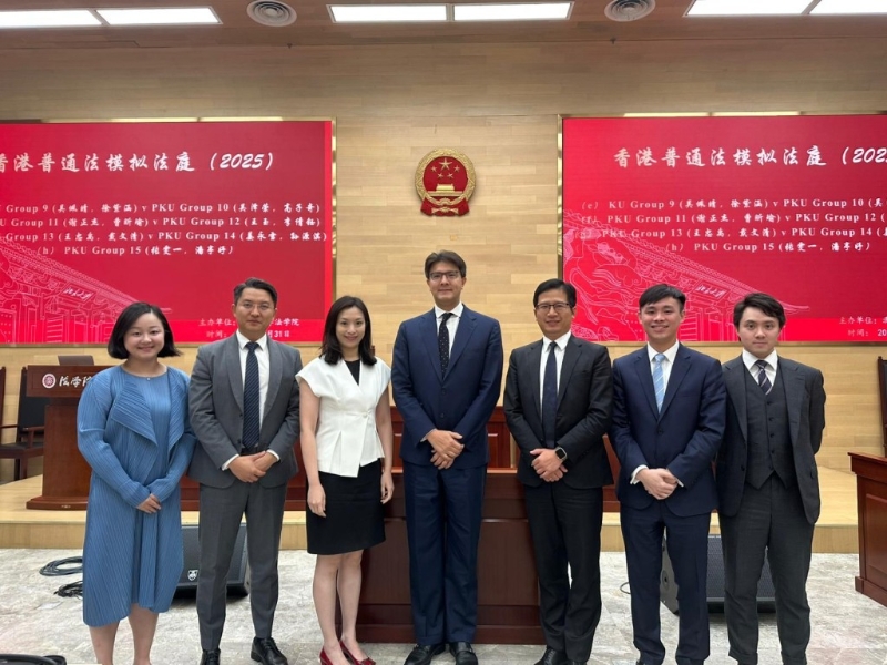 大律师公会七位导师到北大出席结业典礼。 大律师公会七位导师到北大出席结业典礼。