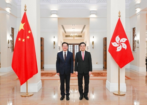 李家超(右)与新任中联办主任周霁(左)会面 李家超(右)与新任中联办主任周霁(左)会面