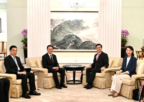 李家超(右二)表示,衷心欢迎周霁(左二)出任新职。 李家超(右二)表示,衷心欢迎周霁(左二)出任新职。