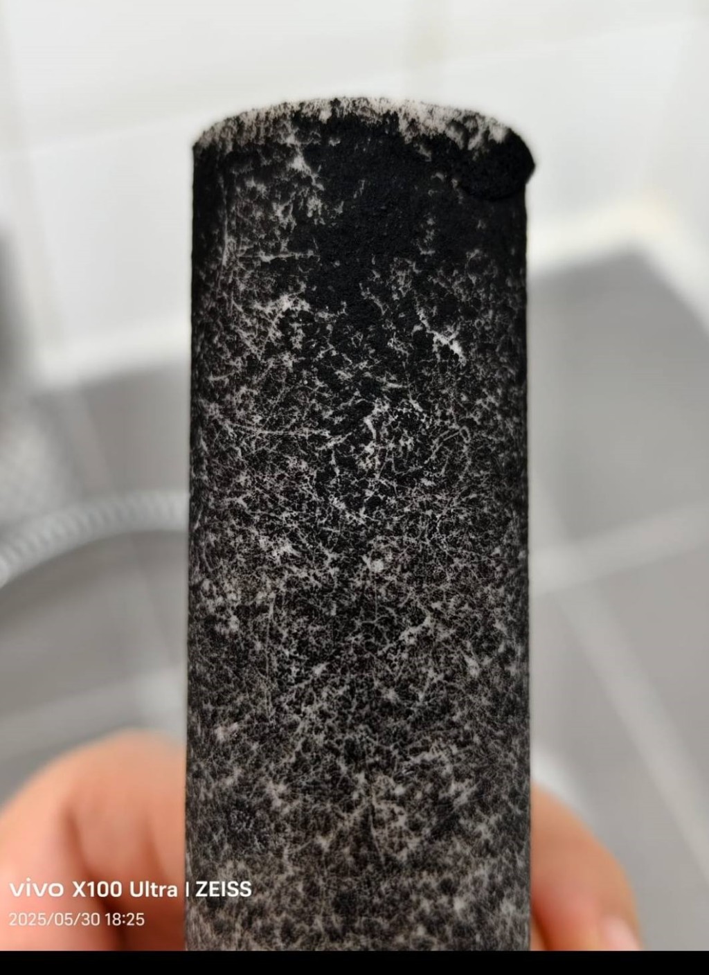 滤芯滤嘴黑如木炭。 滤芯滤嘴黑如木炭。