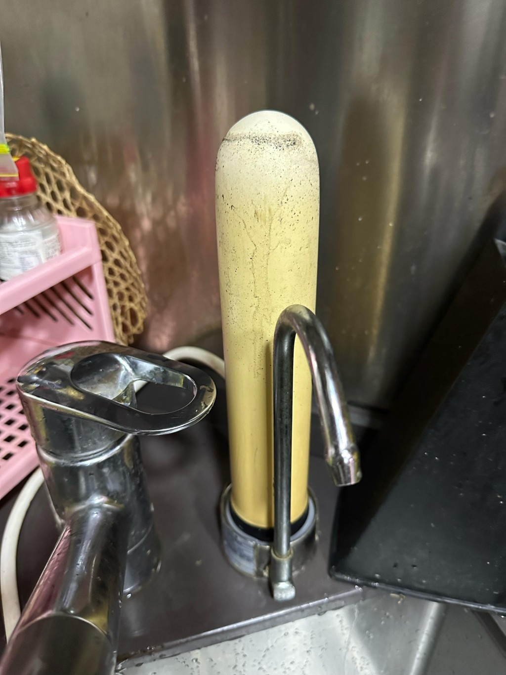 立法会议员刘国勋团队到皇后山邨视察水质。 立法会议员刘国勋团队到皇后山邨视察水质。