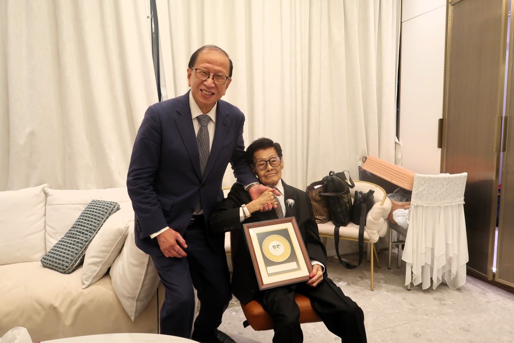 “亚洲女子足球之母”陈瑶琴(右)举行101岁寿宴,足总会长贝钧奇(左)到贺。 “亚洲女子足球之母”陈瑶琴(右)举行101岁寿宴,足总会长贝钧奇(左)到贺。