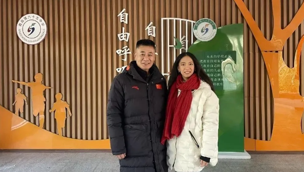 蒋雨融与初中班主任吕老师合照。 蒋雨融与初中班主任吕老师合照。