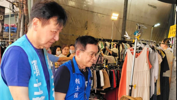 赵少康31日上午陪同国民党“立委”赖士葆到木栅市场跟乡亲问好 赵少康31日上午陪同国民党“立委”赖士葆到木栅市场跟乡亲问好